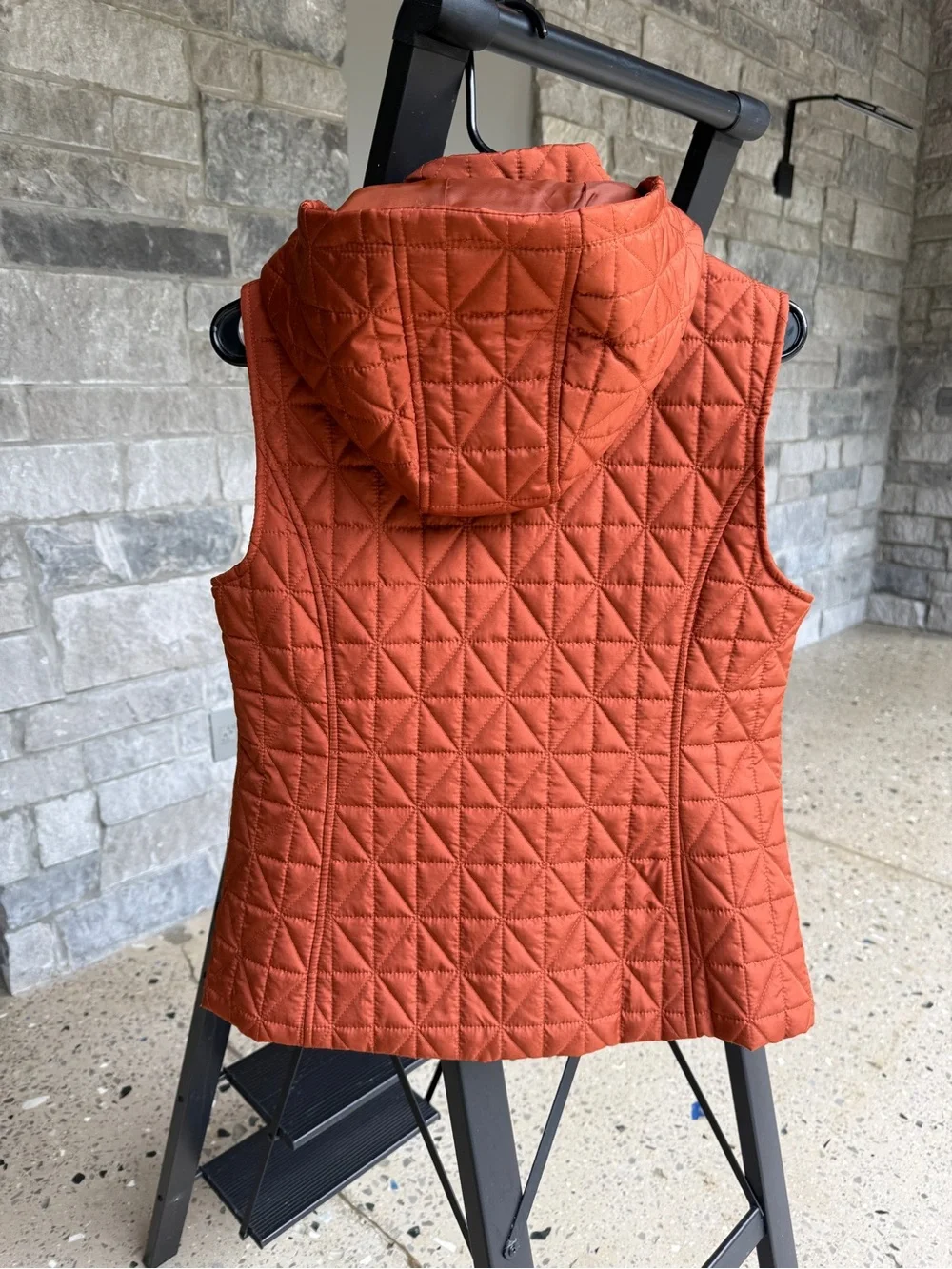G. H. BASS & COMPANY BURNT ORANGE QUILTED HOODED PUFFER VEST SIZE M - Picture 3 of 6